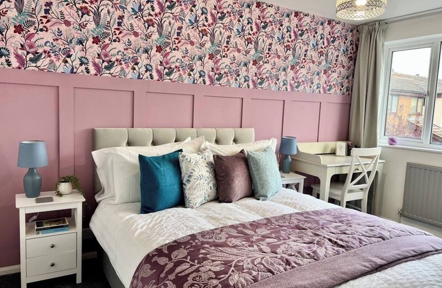 Colourful home in Saffron Walden | Walk to town
