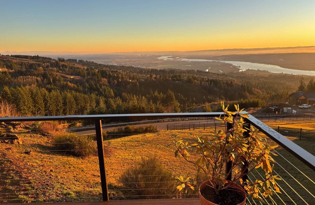 Columbia River Valley Eagle's Nest Private Guest Apartment