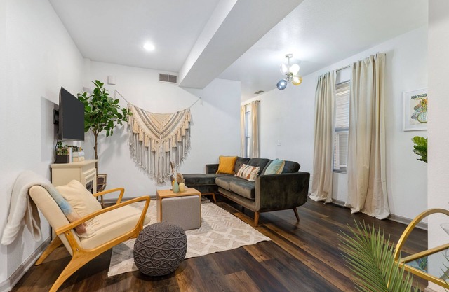 Columbus Park Duo - Lower 1 Bed Close to River Market and Downtown!