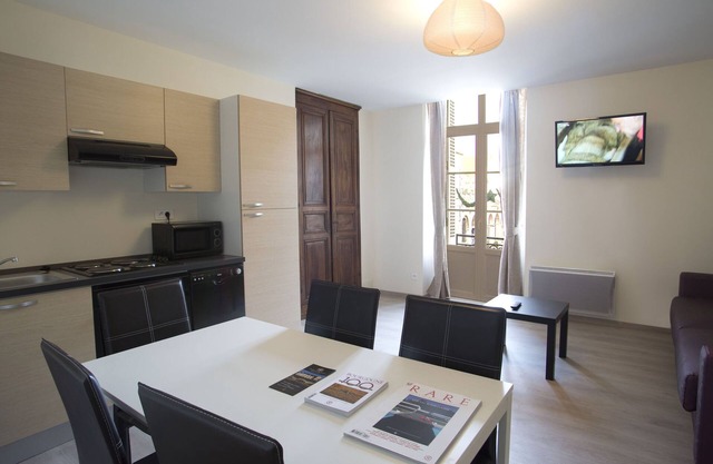 Come and enjoy Burgundy in this beautiful quiet cottage.