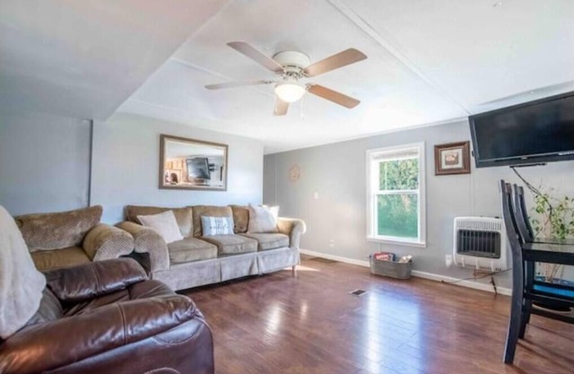Come enjoy a stay at Pleasant Lane! Plenty of parking & great surrounding area!