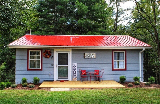 Come Get Cozy at Our Elkin Country Cottage