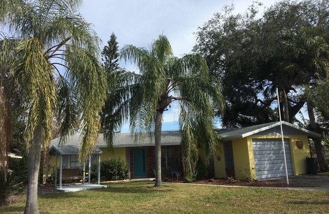 Come live the simple life: Close to Siesta, Relaxing with sunroom, patio.