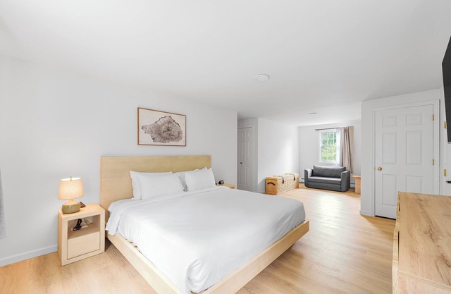 Come stay at the Bromley Two Bedroom Suite!