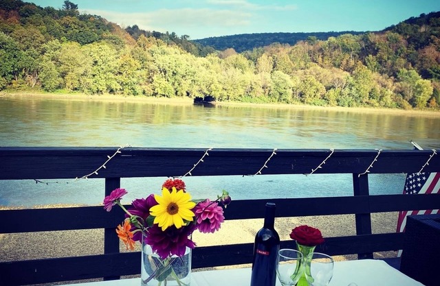Come stay in the beautiful endless mountains on the bank of the River