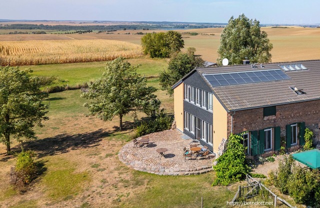 Comfortable house in secluded location for up to 15 people, 5 bathrooms, large property