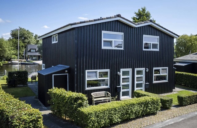 Comfort 4-person bungalow in the holiday park Landal Oan 'e Poel