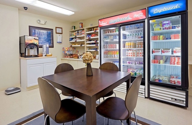 Comfort and Convenience! Free Parking, Pets Allowed, Near Strawbridge Lake Park
