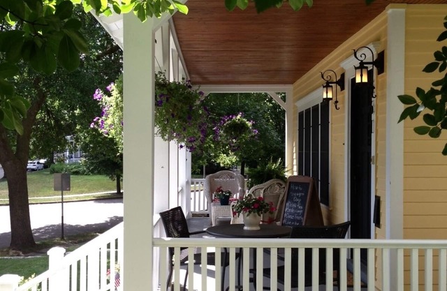COMFORT and CHARM - Stay in St. Paul's FAVORITE rental in historic Summit Hill!