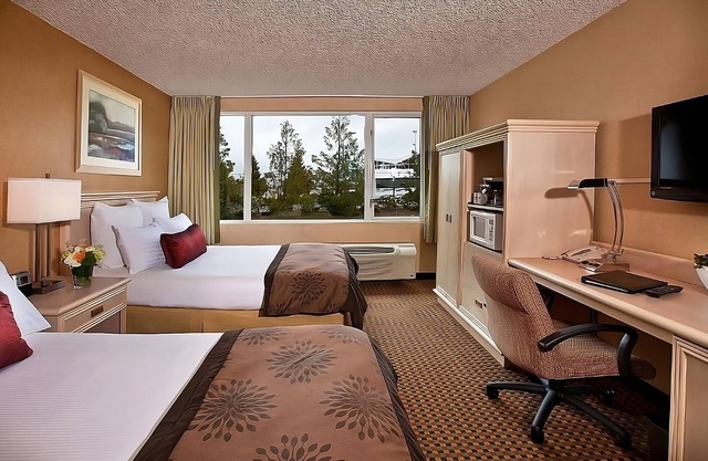Comfort and Convenience! Free Parking and Airport Shuttle, Pets Allowed