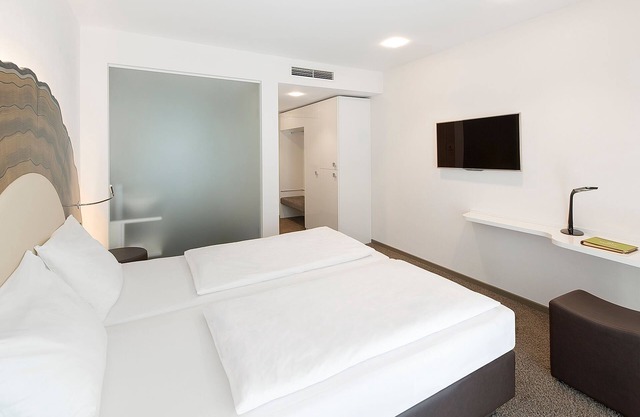 Comfort Double Room with Balcony - TAOme - Feng Shui Stadhotel Breisgau