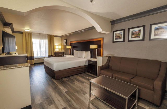 Comfort Inn & Suites Near Universal - N. Hollywood - Burbank