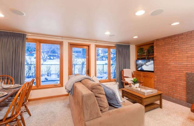 Comfort & Location - 2 BR, 2BA - Walk to Gondola!