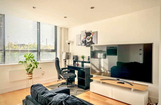 Comfort Stay by Gatwick, near station