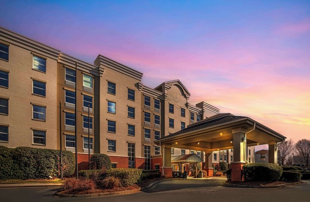 Comfort Suites near Birkdale Village- Huntersville