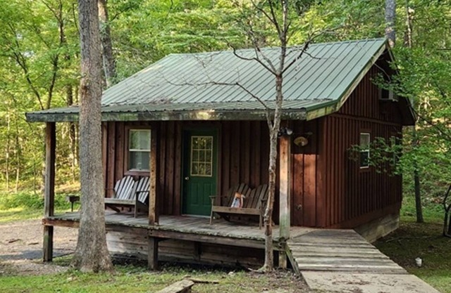 Comfortable 1 Bedroom Cabin with Added Loft, Full Kitchen & LIving Area