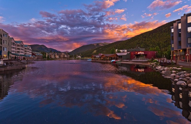 Comfortable 1BR condo by Lakeside Village w/shuttle to slopes and hot tub!
