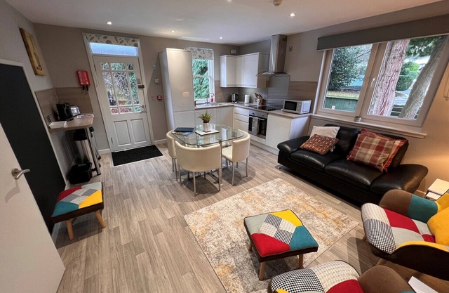 Comfortable 2 Bed Apartment - Rossal House