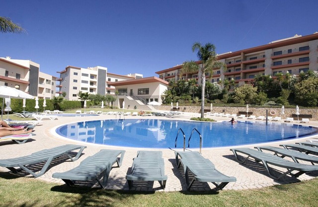 Comfortable 2 Bedroom Apartment w/WiFi + A/C+ Pool ,15 min Walk to Beach &Town