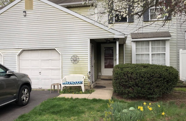 Comfortable 2 Bedroom TownHome/Apt - Large Yard