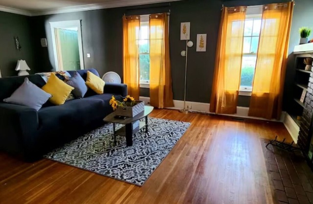 Comfortable 3 bedroom home with private parking!