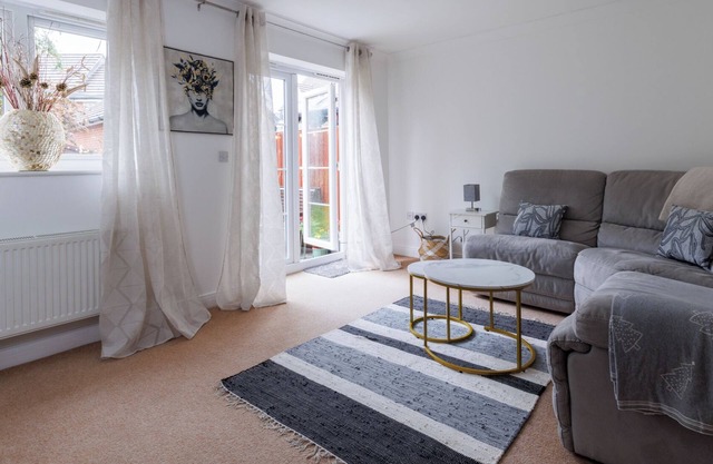 Comfortable 4-bedroom home/park view/pet friendly/close to the hospital