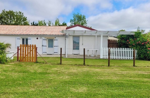 Comfortable 4-person house with enclosed garden. Pets welcome!