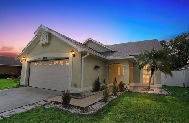 Comfortable 4BR Getaway: WiFi and Parking Included