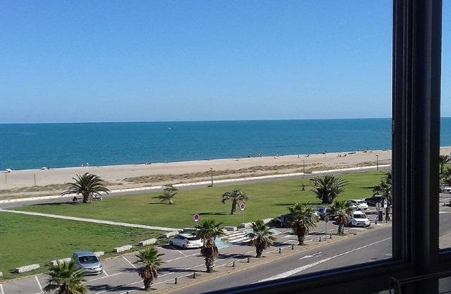 Comfortable air-conditioned apartment with sea view facing Art beach