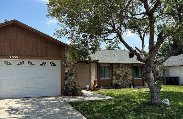 Comfortable and spacious room, with beautiful lake view and private entrance.