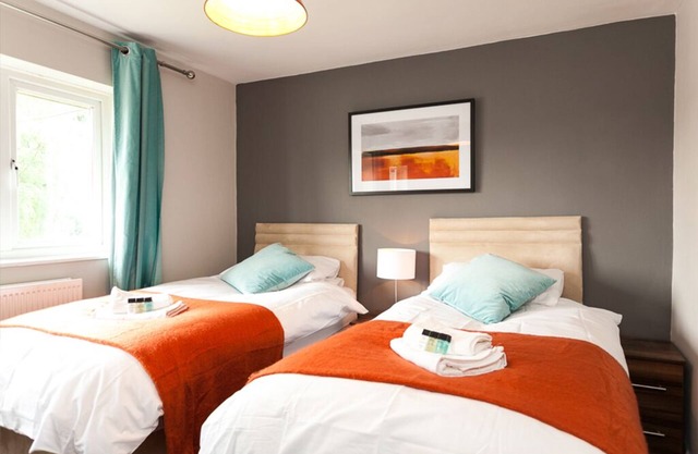 Comfortable contractor/family house Gatwick: sleeps 6+