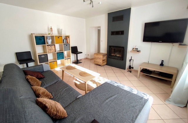 Comfortable cottage with fireplace and parking, near Verdun