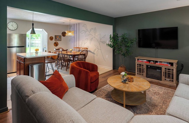 Comfortable Family Home Game Room Fenced Yard Firepit