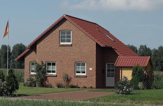 Comfortable four-star Friesenhaus with jetty and terrace on the canals