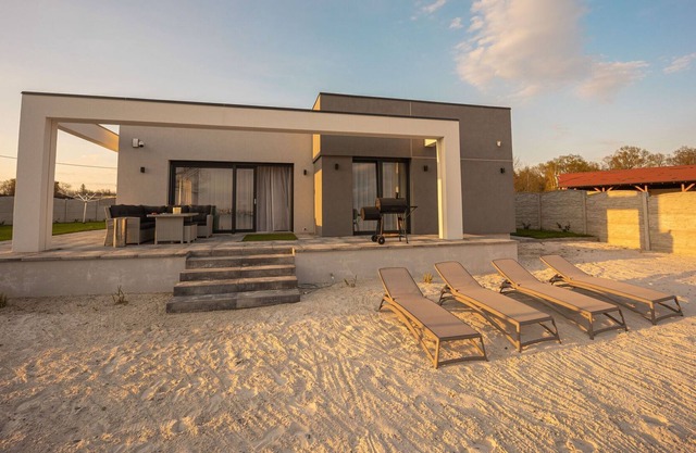 Comfortable holiday villa by the lake, sauna, whirlpool, motor boat, Spalona