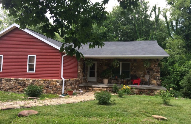 Comfortable home 2 1/2 mi. to downtown Bloomington, minutes to campus