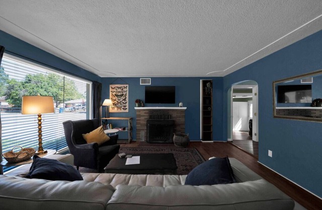 Comfortable home near river access trail