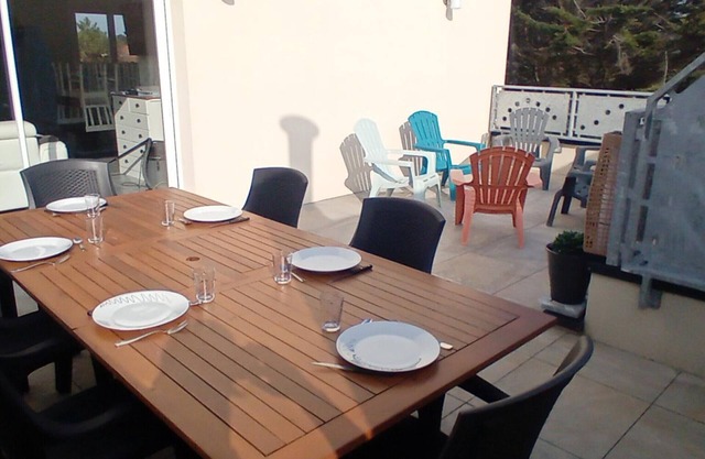 Comfortable house 100m from the beach with large balcony and garden