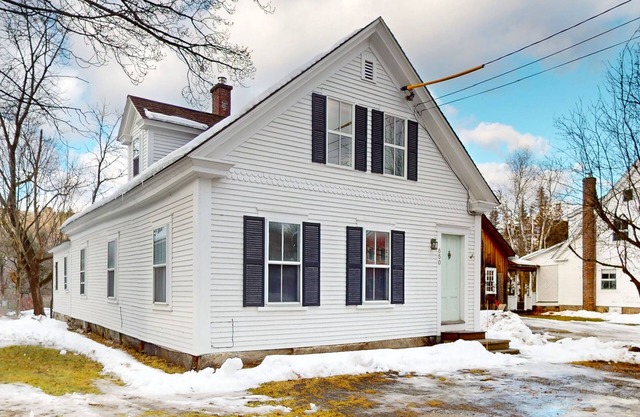 Comfortable in-town house, dog-friendly, river view, w/d, TV w/Roku, wifi,