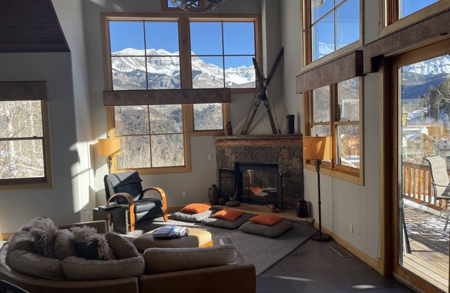Comfortable large mountain home with stunning views, hot tub and pool table!