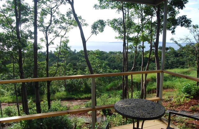 Comfortable, modern jungle retreat with a miraculous view