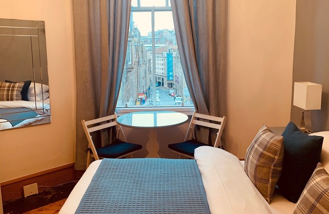 Comfortable one-bed flat situated on a central stretch of Edinburgh's famous 'Royal Mile'.