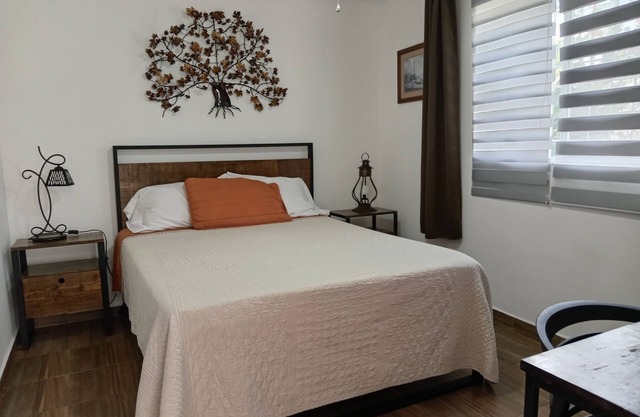 Comfortable room in Colonia Chapalita with garage inside the property