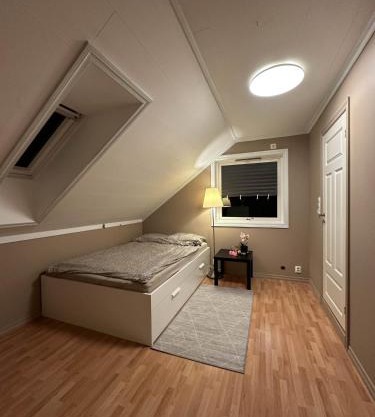 Comfortable single room - double bed - private bathroom - Free parking - Shared kitchen - Bus stop and store 2 min walk