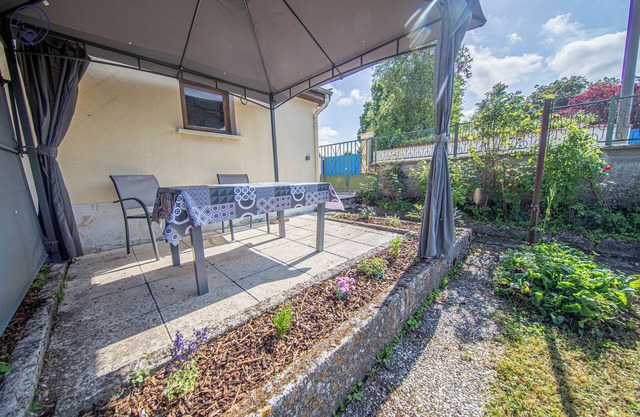 Comfortable single-storey house with garage and land