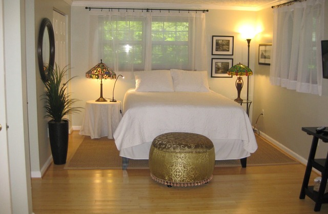 Comfortable. Spacious. Quiet. 3 miles from Dulles Airport.