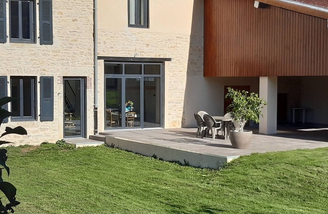 Comfortable stone house 180m2 in the countryside between lakes and mountains