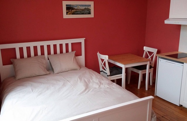 Comfortable studio 10-15 min by metro to City Centre & university