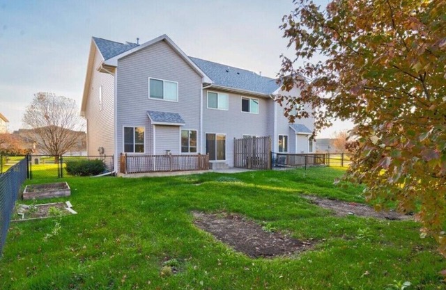 Comfortable townhome in GREAT location!