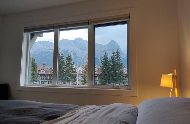 Comfortable Townhome w/Stunning Views, 4 bdrms, Deck, & Fireplace